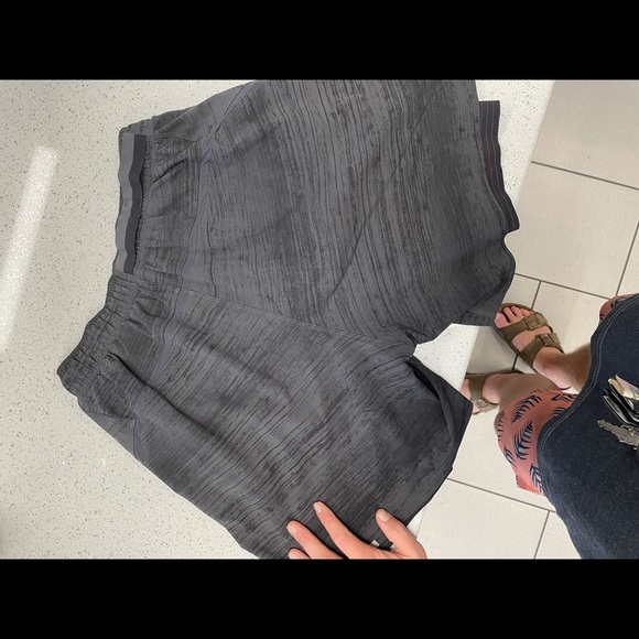 Lululemon shorts size M - Picture 4 of 4